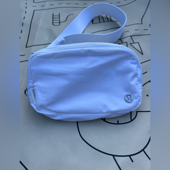 Lululemon Everywhere Belt Bag 1L
White - Picture 2 of 8